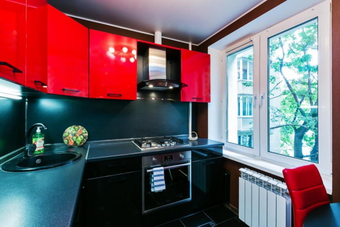 Rood-zwarte keuken in een Chroesjtsjovisch gebouw