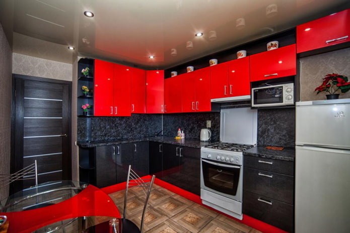 Rood-zwarte keuken met een donkere deur