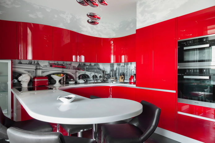 Rode keuken met witte en zwarte details
