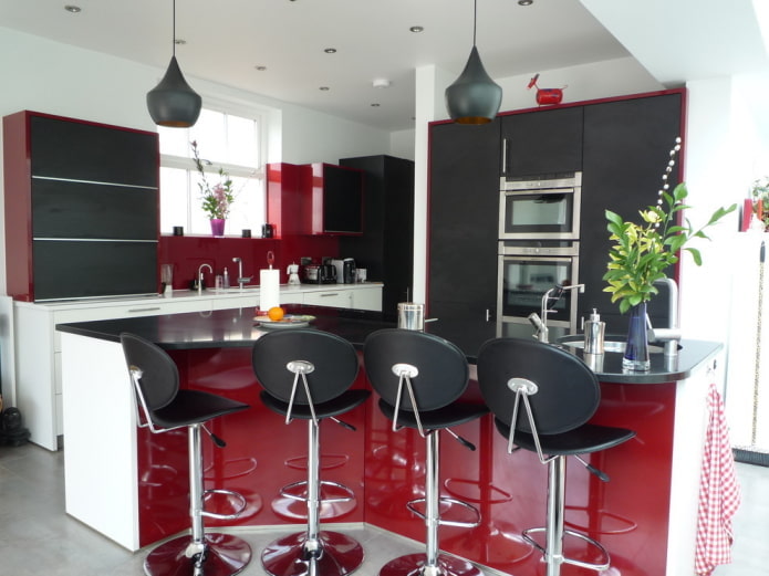 Zwarte en kersenhouten keuken met een witte achtergrond