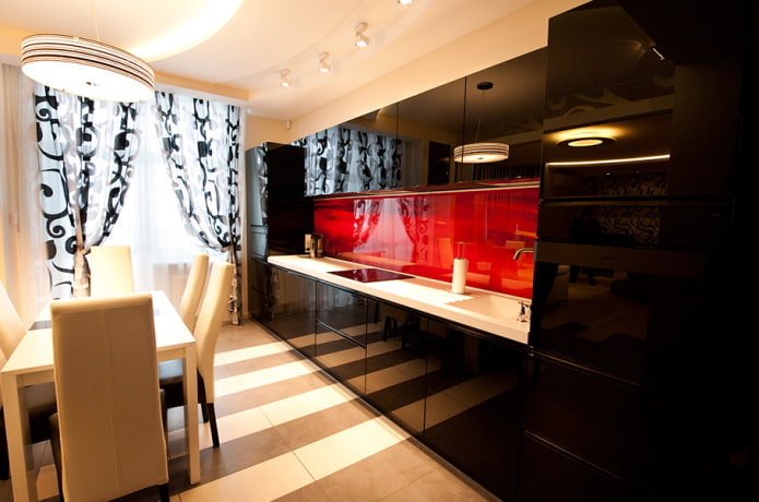 Keuken met beige stoelen en muren