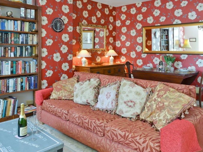 woonkamerinterieur met bloemenbehang