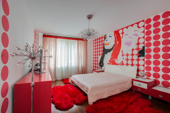 lichte gordijnen in een wit-rode slaapkamer