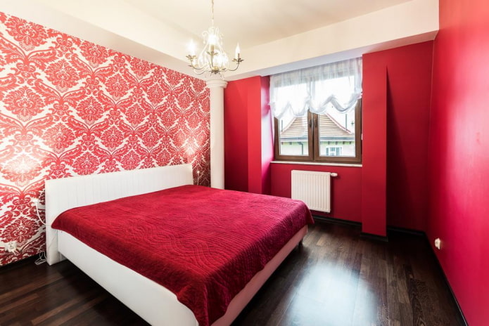 rood en wit behang met monogrammen