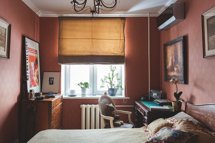 donker bordeauxrood behang in de slaapkamer