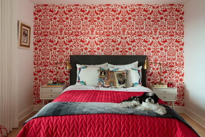 Rood en wit behang in de slaapkamer