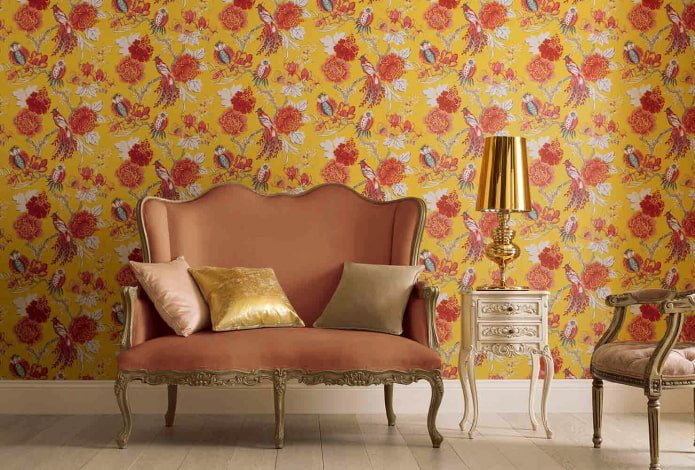 Rood en geel behang met bloemen