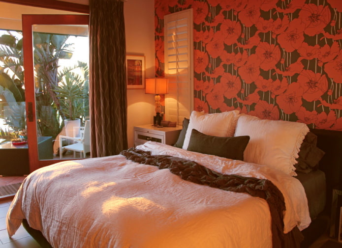 Rood en bruin behang in de slaapkamer