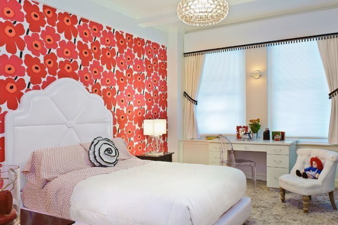 lichte meubels in de slaapkamer met behang met patroon