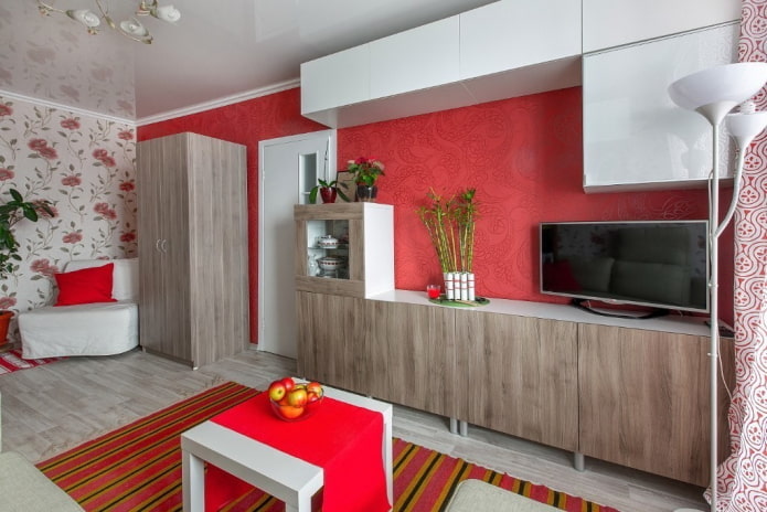 rood behang in de woonkamer