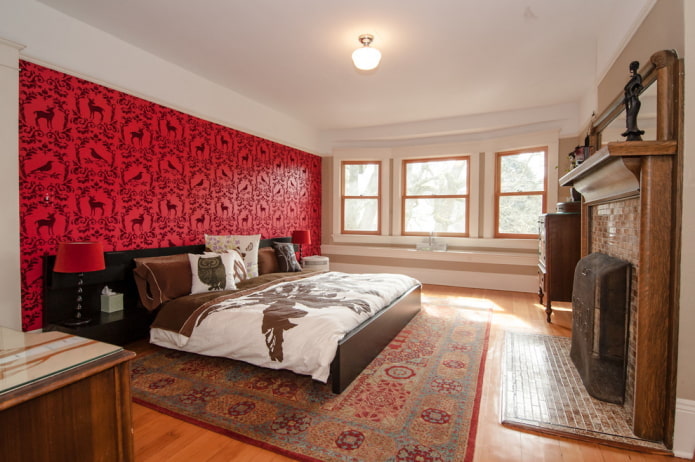rood behang en wit plafond