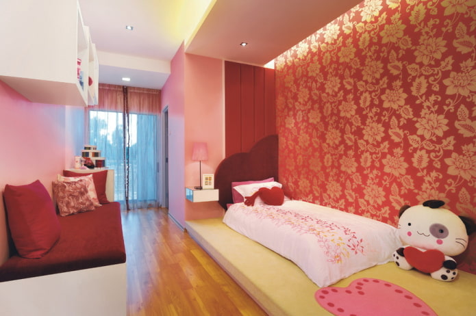 kinderkamer met rood en goud behang