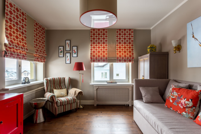 Rode en beige vouwgordijnen