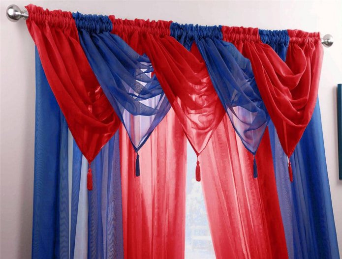 Rood en blauw gordijn