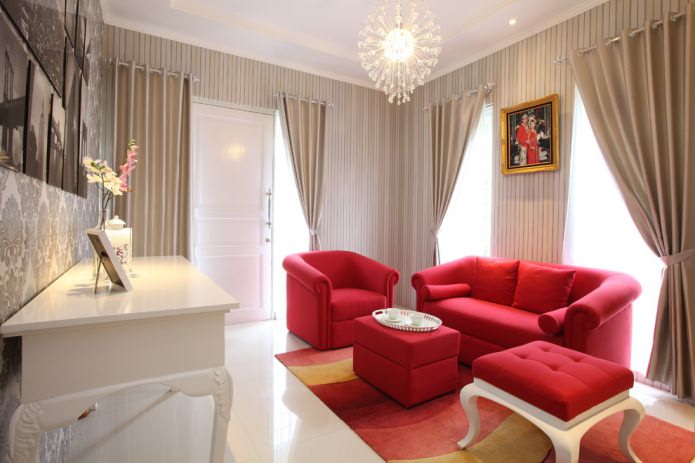beige behang en een felrode bank