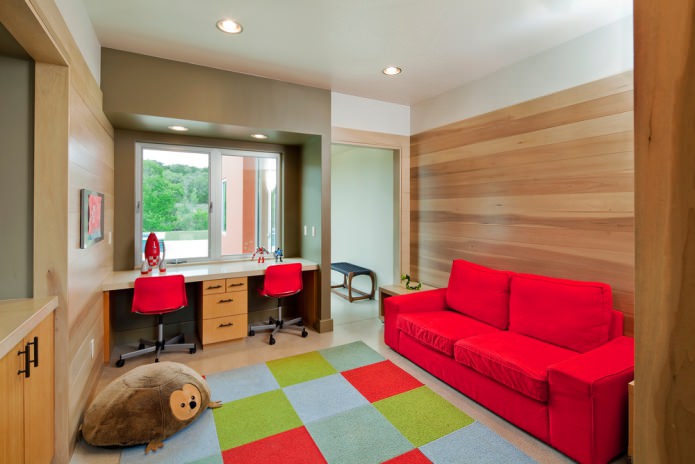 felgekleurde stoffen bank in een kinderkamer