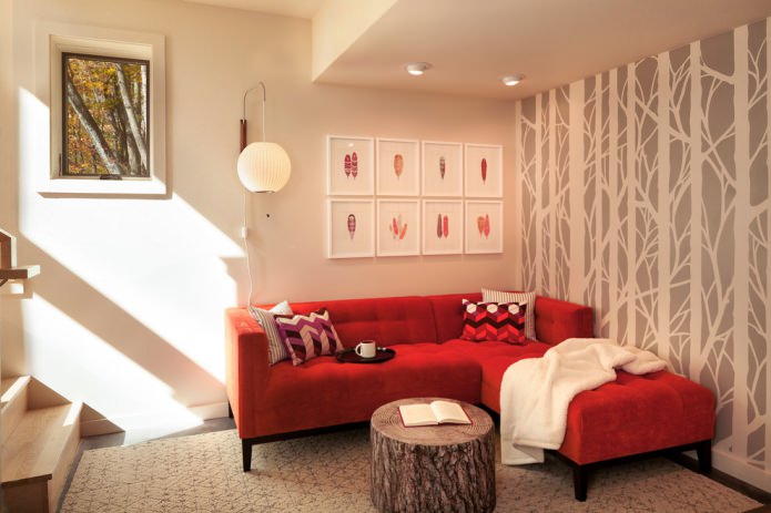 beige behang en een rode bank