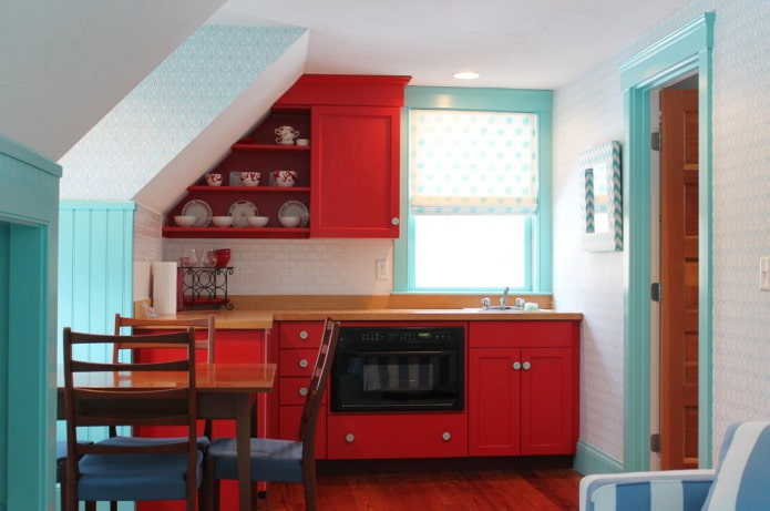 wit en blauw behang in de keuken met rode gevels