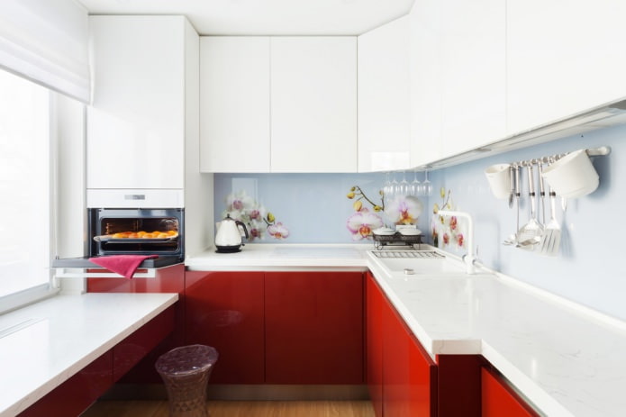 Een keukenset met een witte onderkant en een rood bovenkant