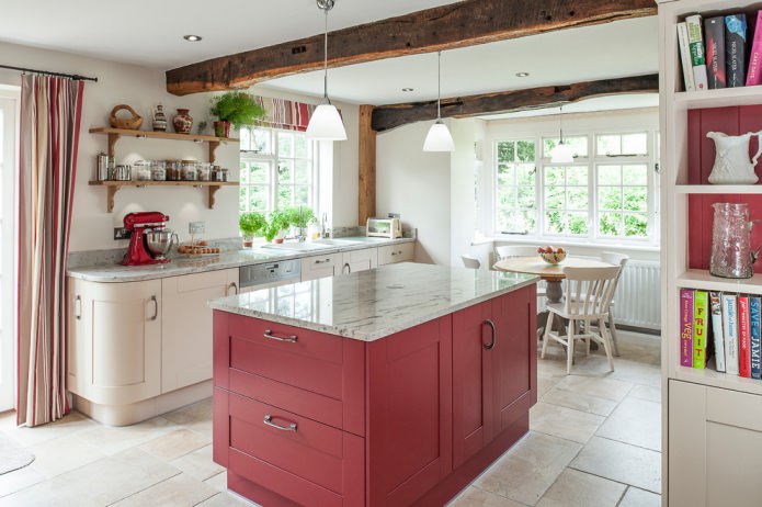 Rood en beige keukenset in landelijke stijl