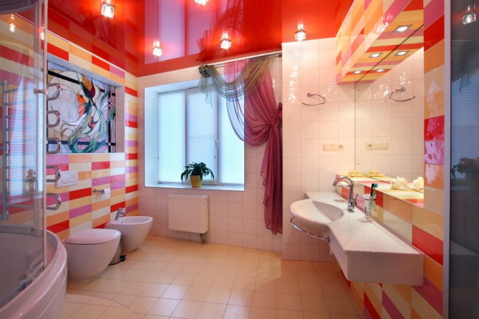 spanplafond in de badkamer met spots