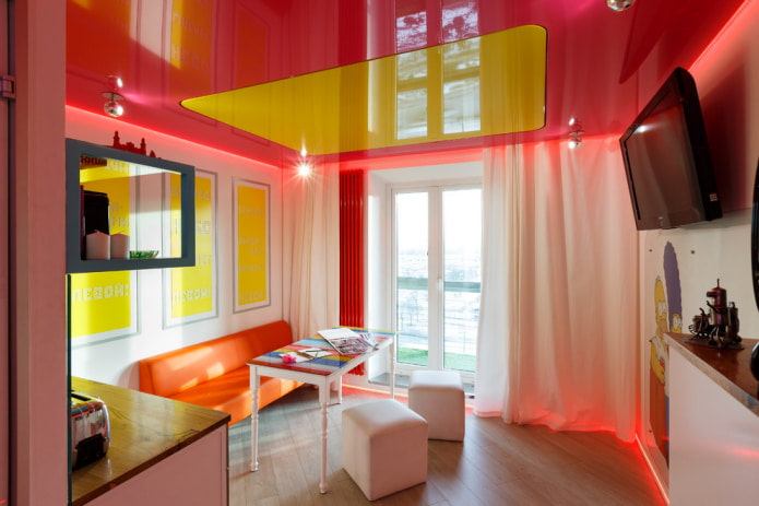 geel vierkant in het plafond van de studio