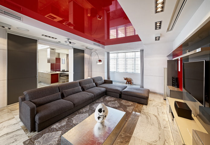 ruime woonkamer in rood en wit