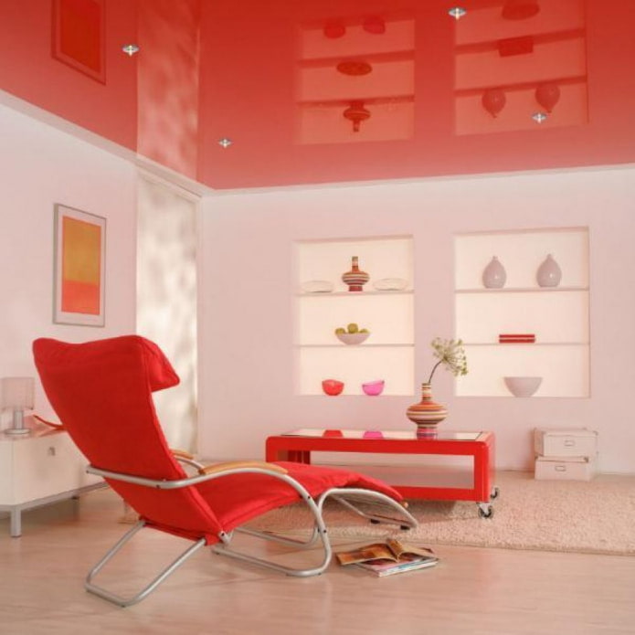 spanplafond in een licht interieur