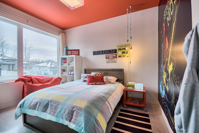 lichtrood plafond in een tienerkamer