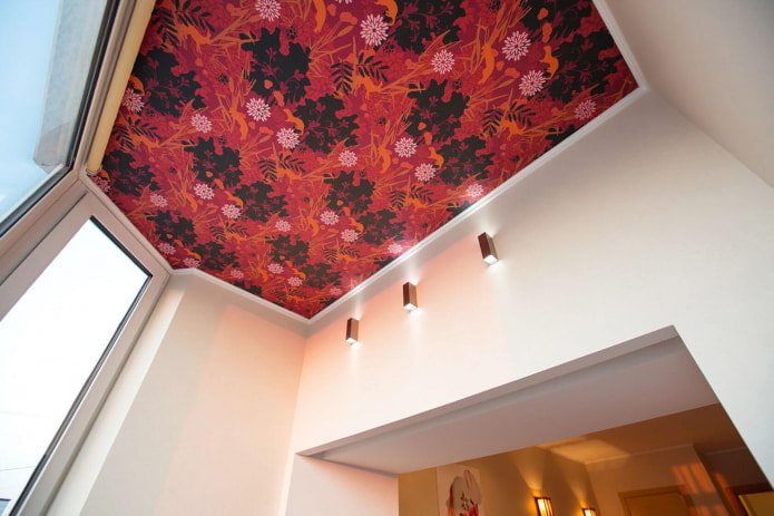 rood behang met een bloem op het plafond