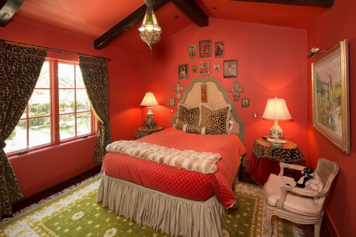 rode slaapkamer in het interieur van een landhuis
