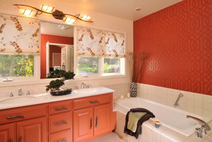 Rood en beige badkamerinterieur