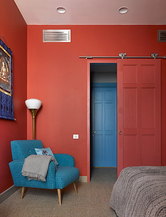 kamer in rood en blauw
