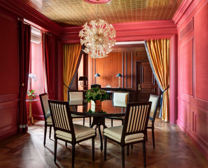 Rood en goud interieur