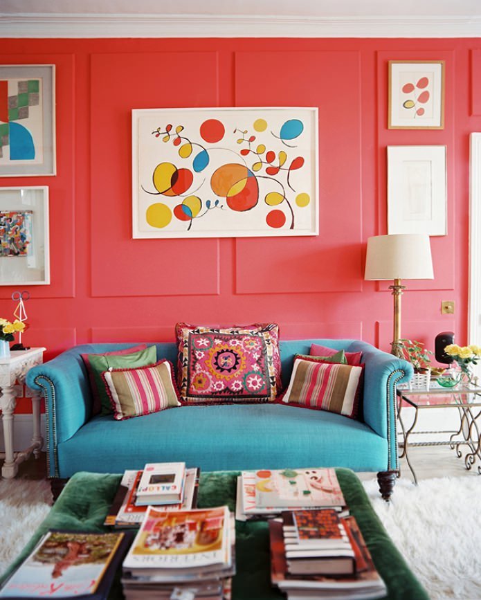 woonkamer in turquoise en rood