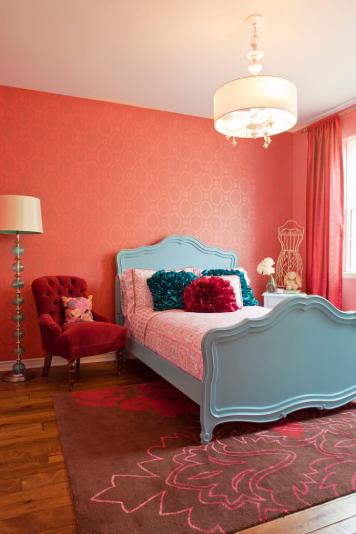 turquoise en rode slaapkamer met wit plafond