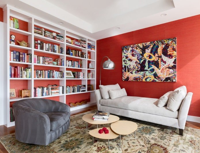 rood behang in de woonkamer
