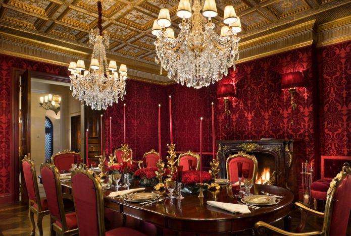 Rood en goud interieur
