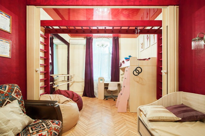 rode muren en plafond in een kinderkamer