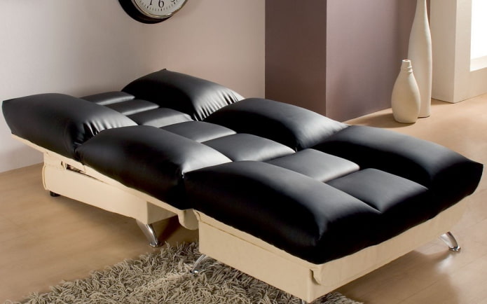 klapstoel zonder rugleuning in het interieur