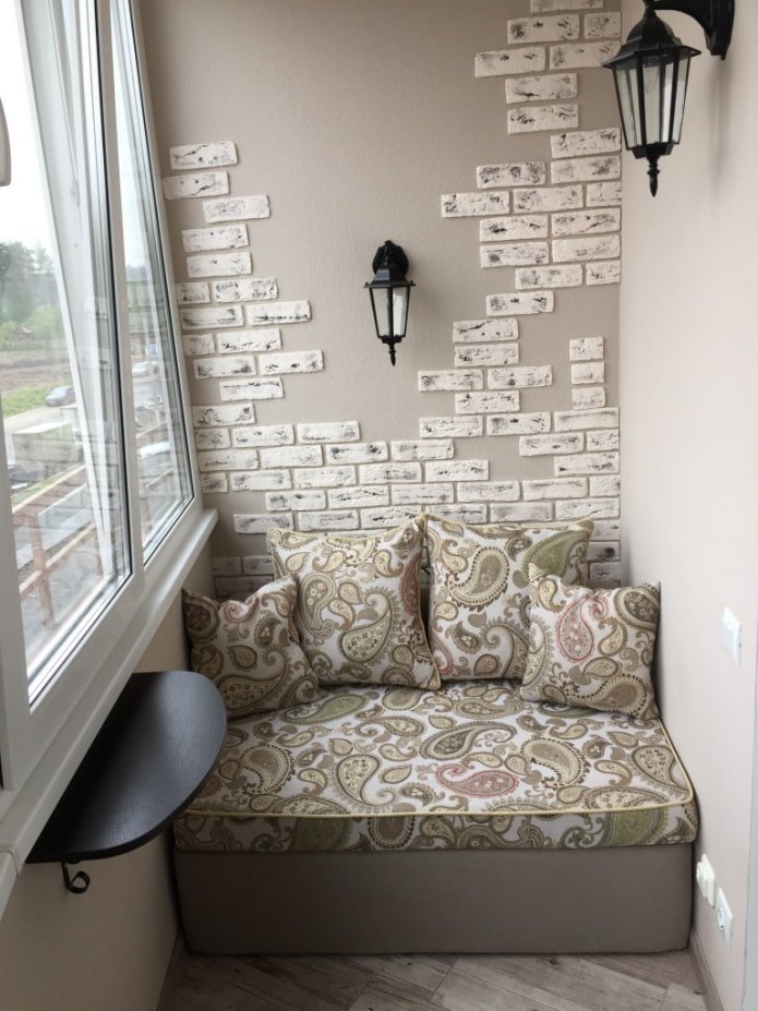 klapstoel in het interieur van de loggia