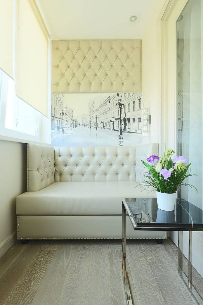 klapstoel in het interieur van de loggia