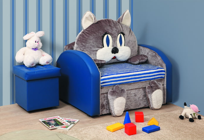 opvouwbare stoel in het interieur van de kinderkamer
