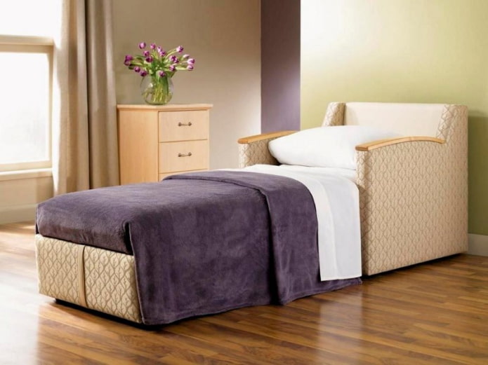 smalle opklapbare fauteuil in het interieur