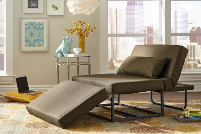 klapstoel in het kantoorinterieur