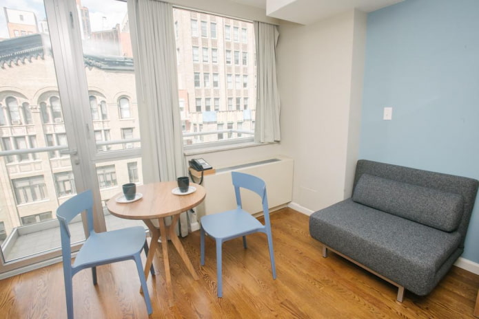 klapstoel in het keukeninterieur