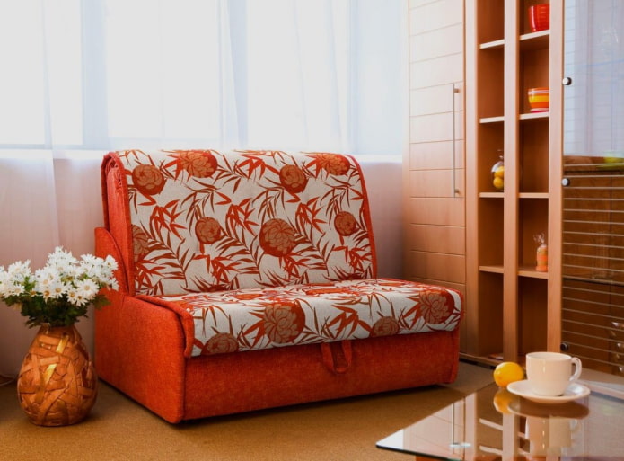 opvouwbare stoel in het interieur van de keuken