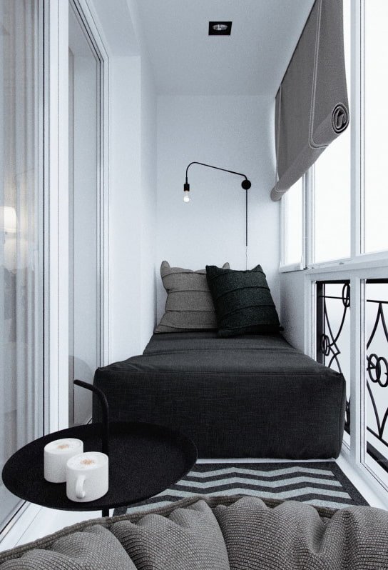 klapstoel in het interieur van de loggia