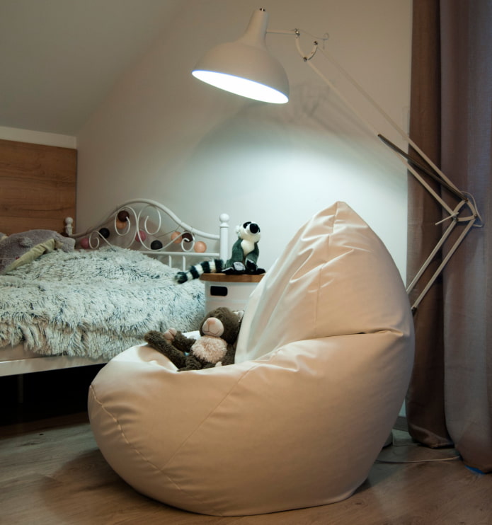 stoel bij het kinderbed