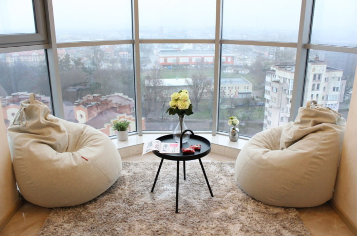 twee zitzakken op een panoramische loggia